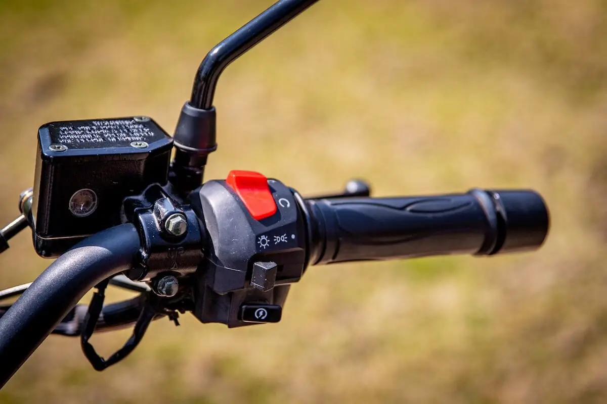 Motorcycle Throttle Not Snapping Back (10 Common Reasons) Big Bike